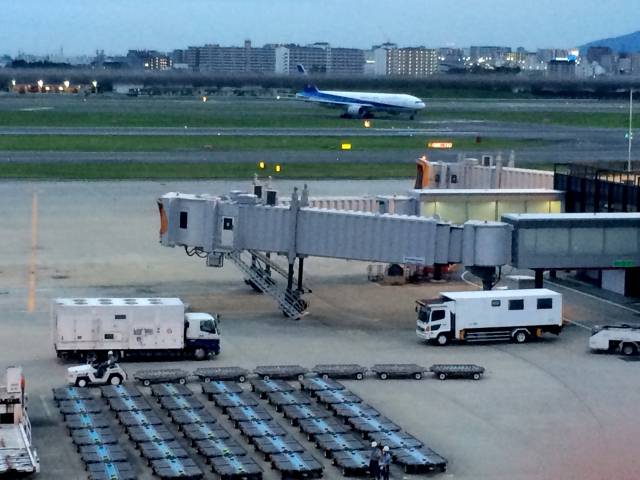 空港で貨物を運ぶ風景